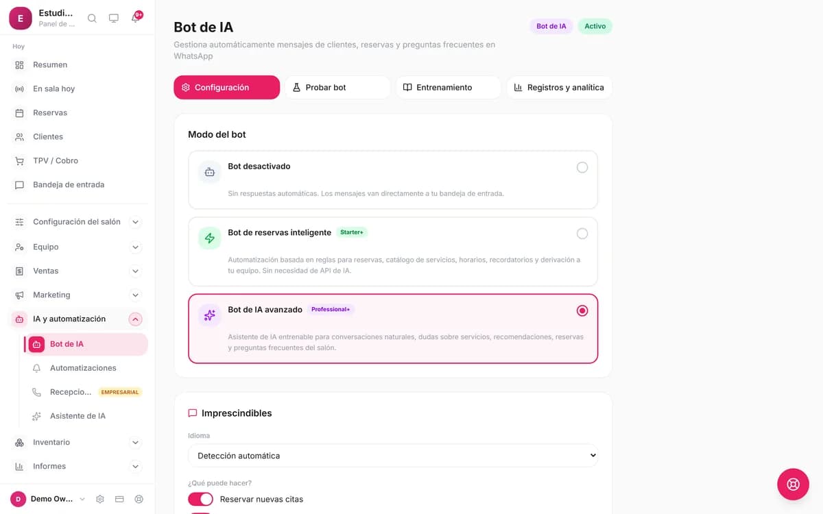 Ajustes del bot de WhatsApp en el panel de Blyssbook en español: tres modos, Bot desactivado, Bot de reservas inteligente (Starter+) y Bot de IA avanzado (Professional+, seleccionado), con el idioma en detección automática