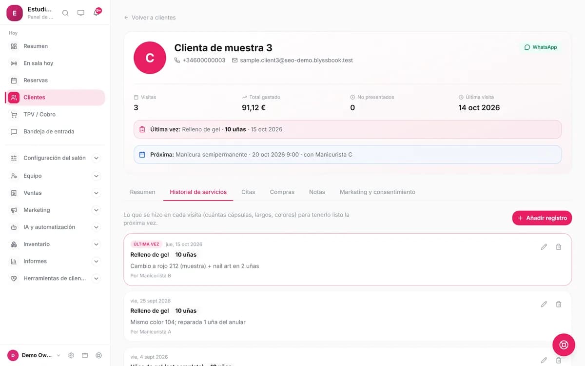 Ficha de una clienta de muestra en Blyssbook en la pestaña Historial de servicios: visitas, total gastado, última vez (relleno de gel, 10 uñas) y próxima cita, y una lista de registros con notas de color y la manicurista de cada uno