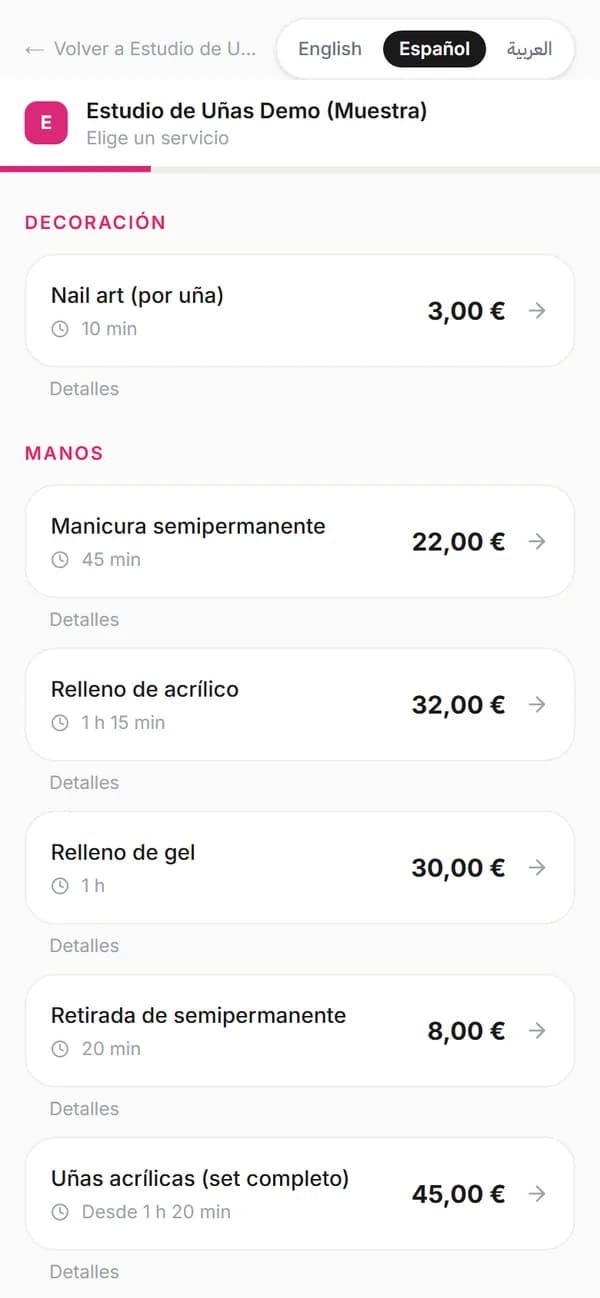 La misma página de reservas en un móvil: servicios de uñas con duración y precio en euros, botones grandes para tocar con el dedo