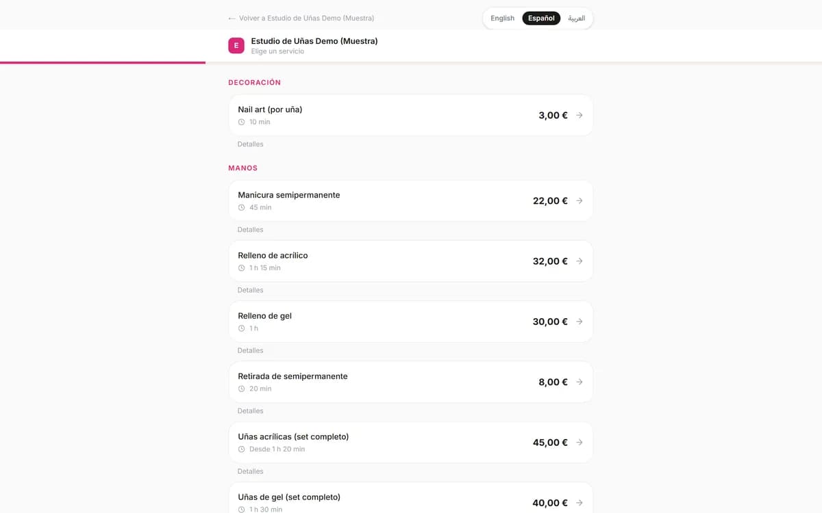 Página de reservas de Blyssbook en español para un estudio de uñas de muestra: lista de servicios como manicura semipermanente, uñas de gel, relleno y uñas acrílicas, cada uno con su duración y su precio en euros