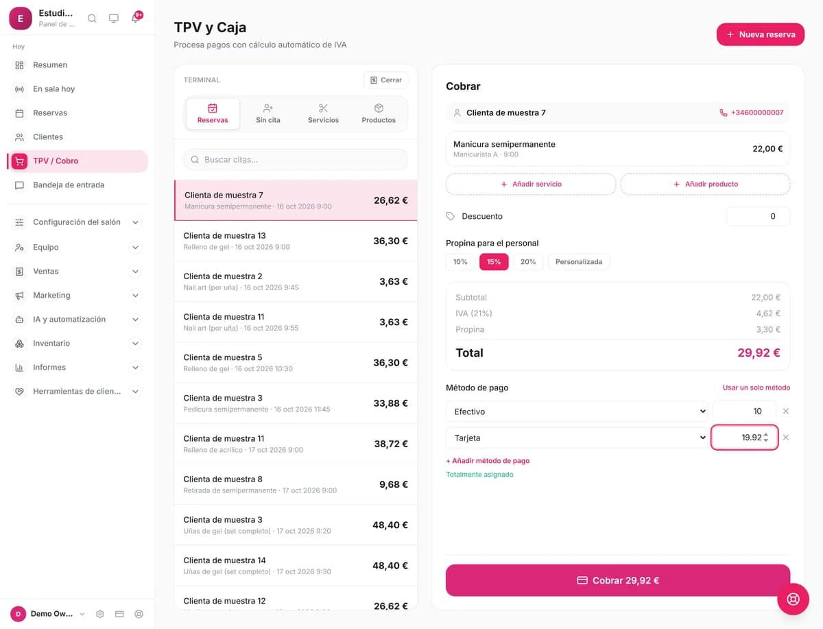 TPV de Blyssbook en español cobrando una cita de uñas de muestra en euros, con propina del 15 % y el pago dividido entre efectivo y tarjeta